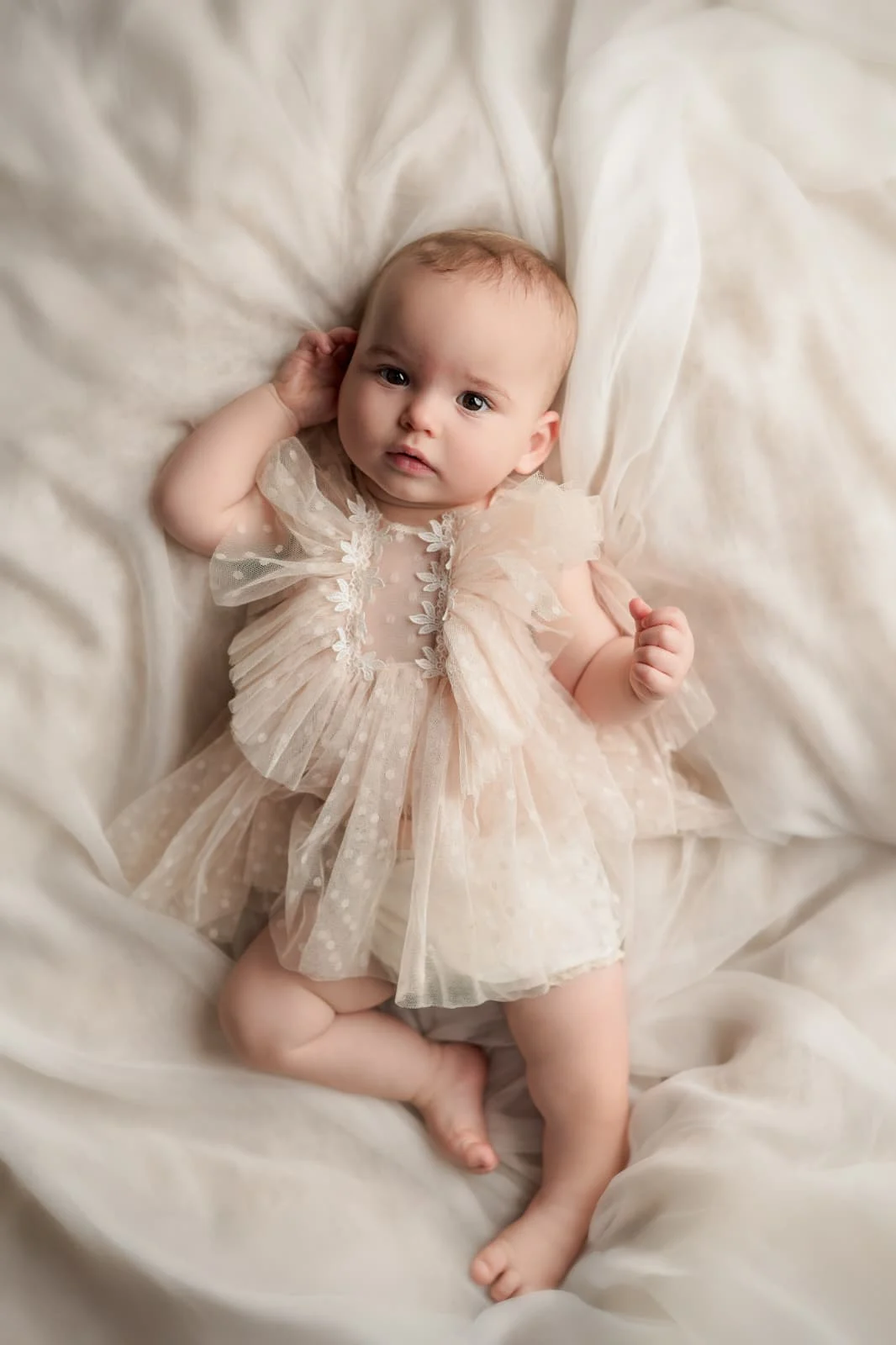 Bébé en robe de tulle crème, séance photo à Angers
