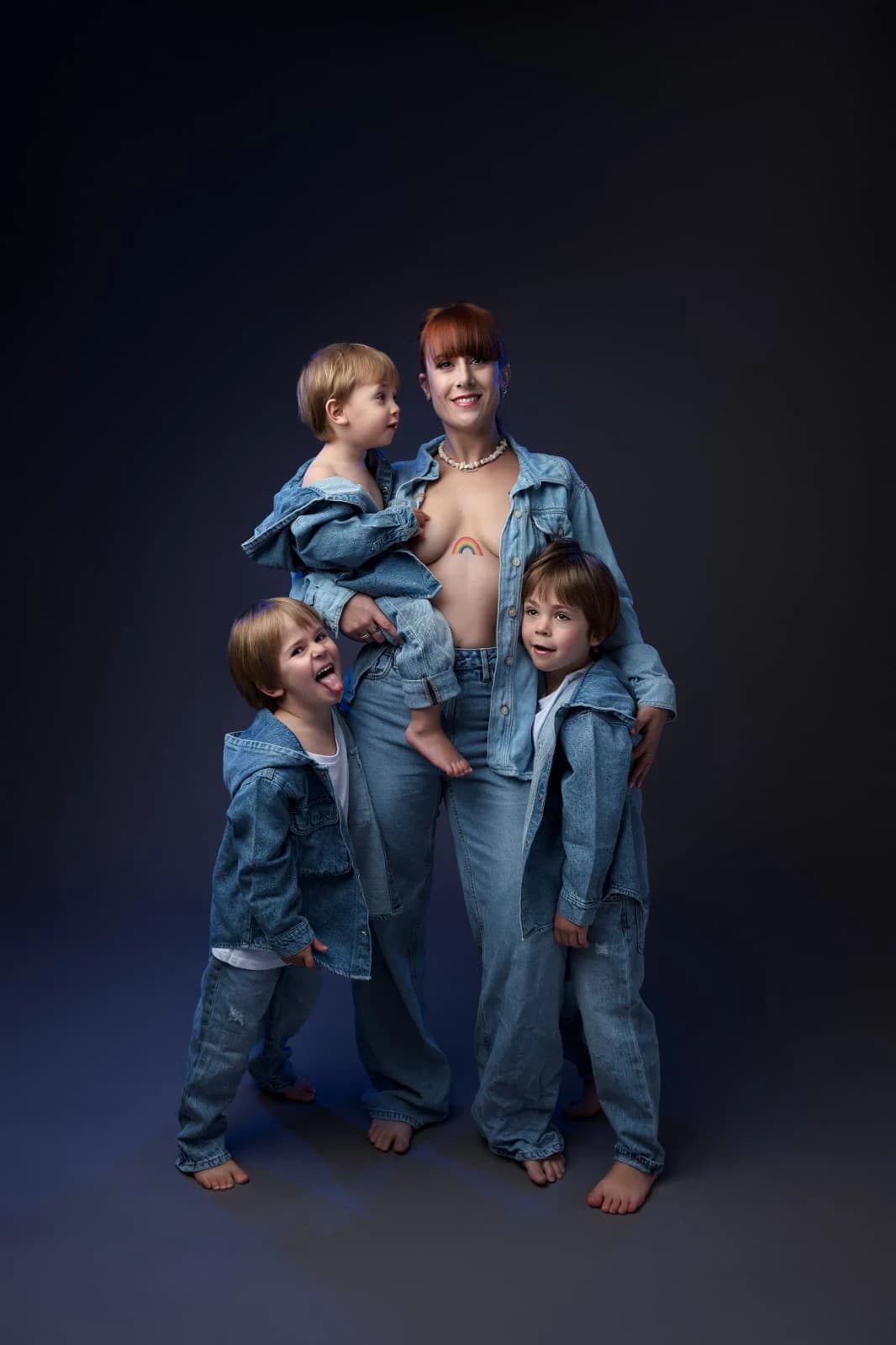 Maman et ses trois enfants en studio à Angers