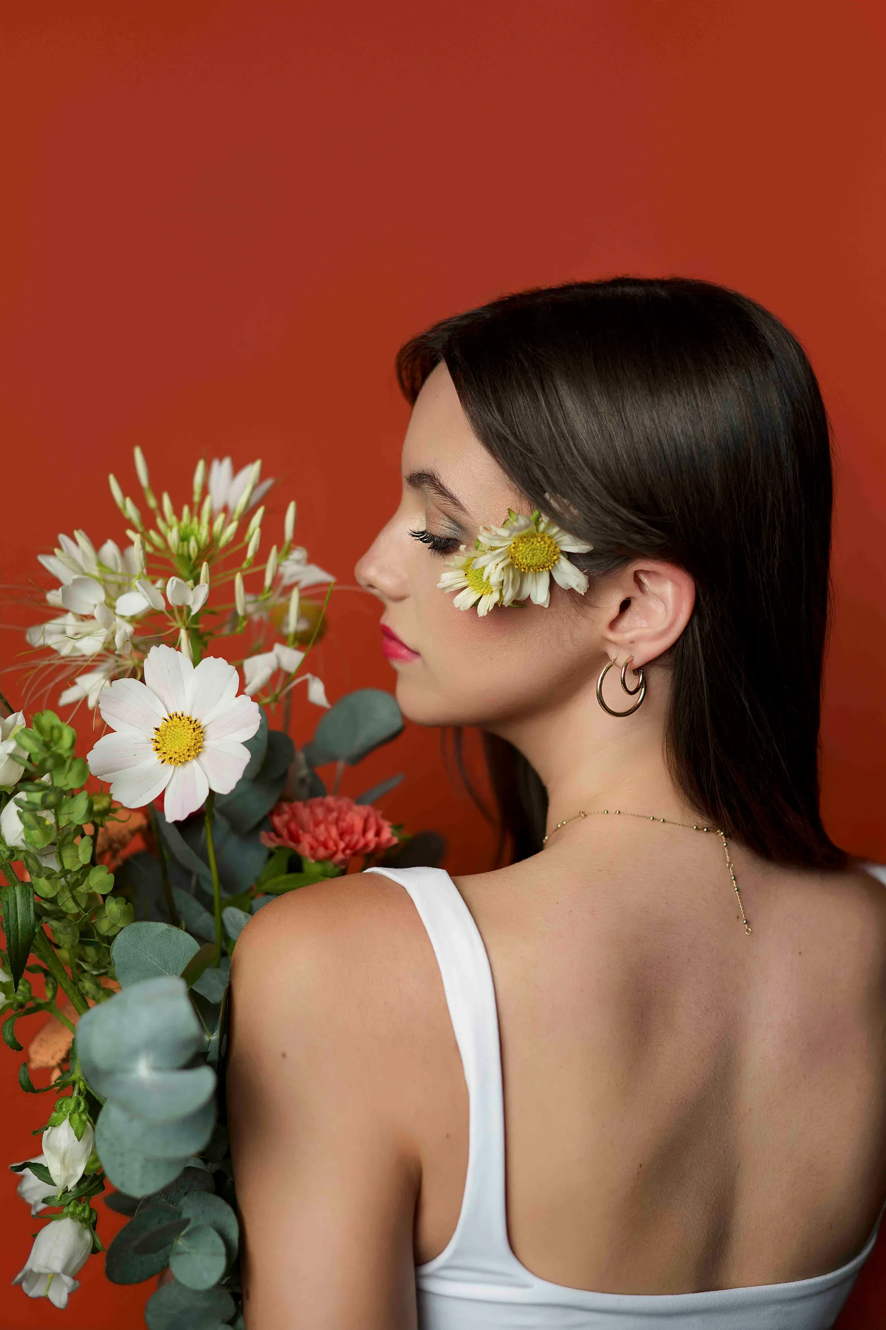 Portrait de femme de dos avec un bouquet de fleurs, studio d’Angers